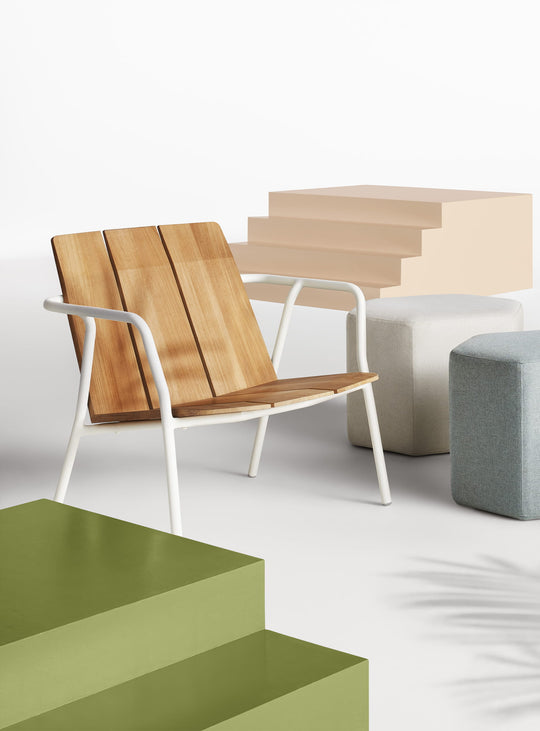 Chaise lounge Offline de Blu Dot en teck FSC et aluminium thermolaqué. blanc