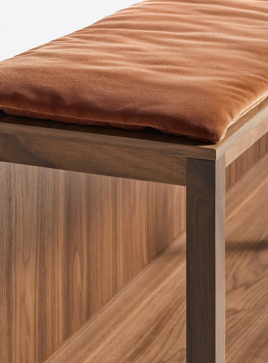 Banc Open Plan Blu Dot : banc design, idéal pour livres et déco. coussin copper velvet