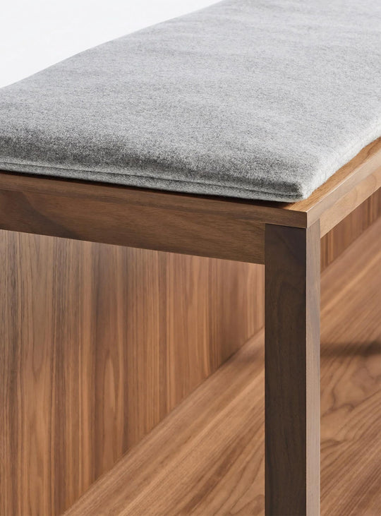 Banc Open Plan Blu Dot : banc design, espace de rangement ouvert. coussin gabro grey