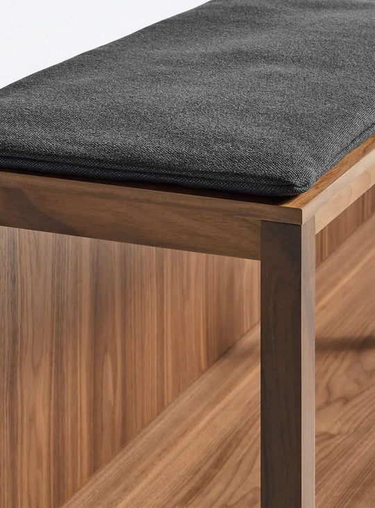 Banc Open Plan Blu Dot : banc contemporain, style minimaliste et fonctionnel. coussin maharam meld in panda