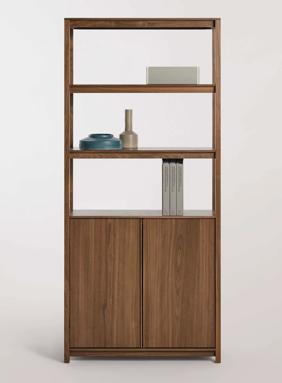 Bibliothèque Blu Dot : structure géométrique et finitions naturelles. noyer