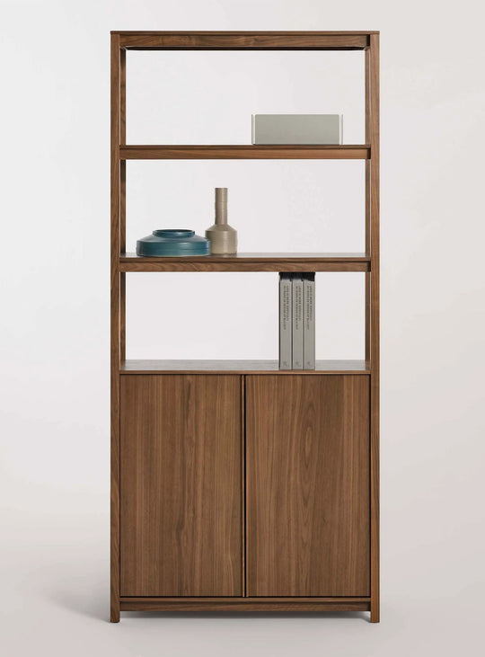 Bibliothèque Blu Dot : structure géométrique et finitions naturelles. noyer