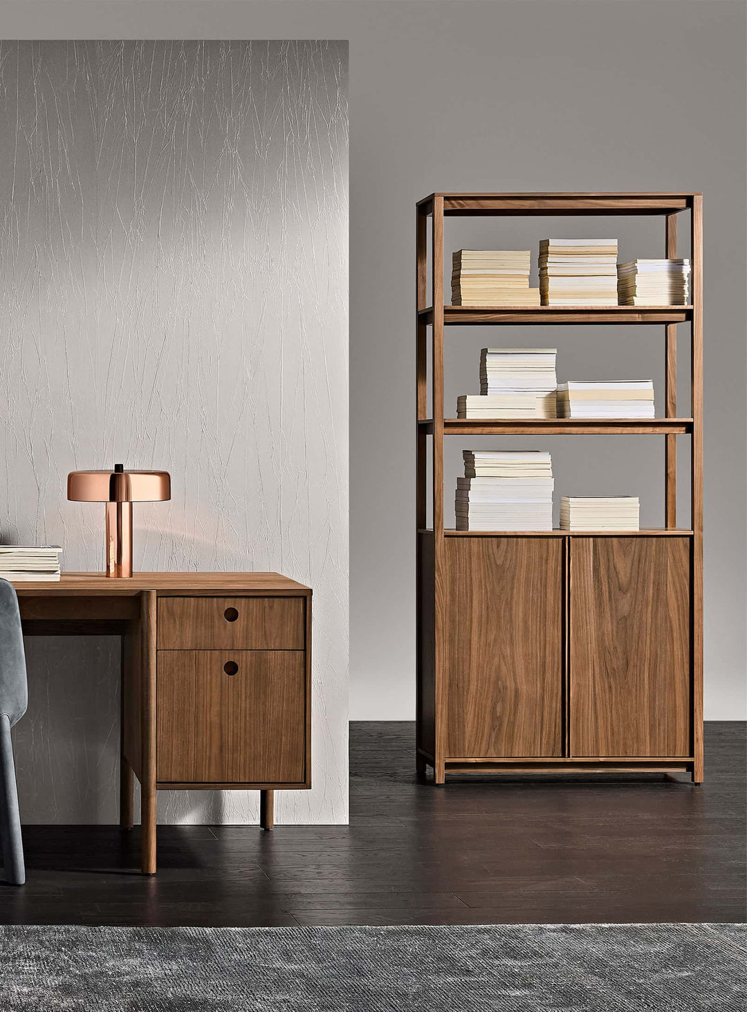 Open Plan : rangement aérien et contemporain signé Blu Dot. noyer