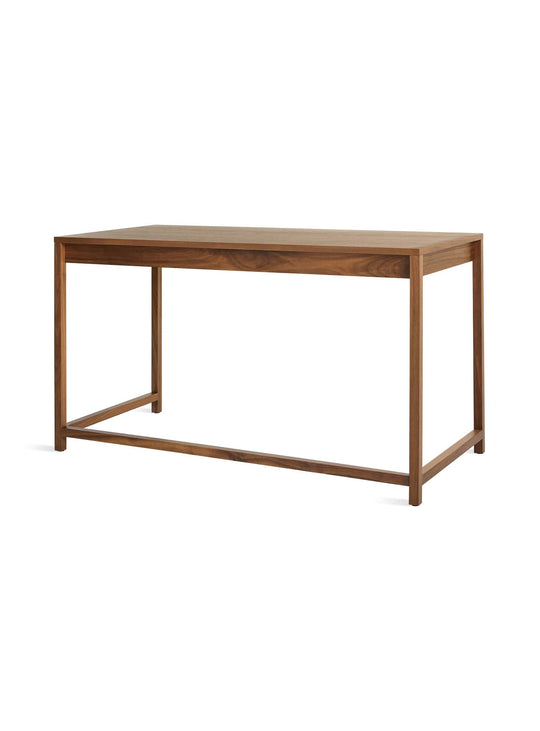 Bureau Open Plan de Blu Dot : lignes épurées et plateau dégagé pour plus de focus. Noyer.