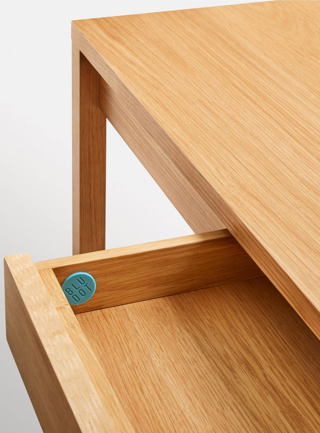 Bureau Open Plan de Blu Dot : style raffiné et confort de travail optimal. Chêne blanc.