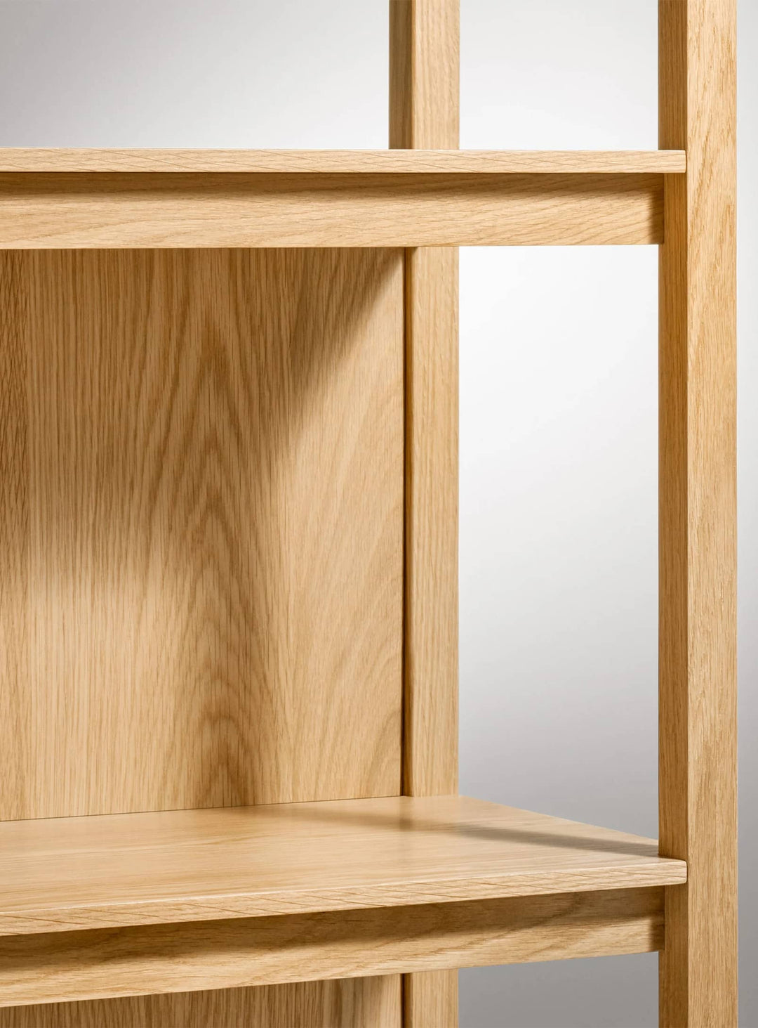 Bibliothèque Open Plan de Blu Dot au design épuré avec étagères adaptées au rangement des vinyles. chene blanc