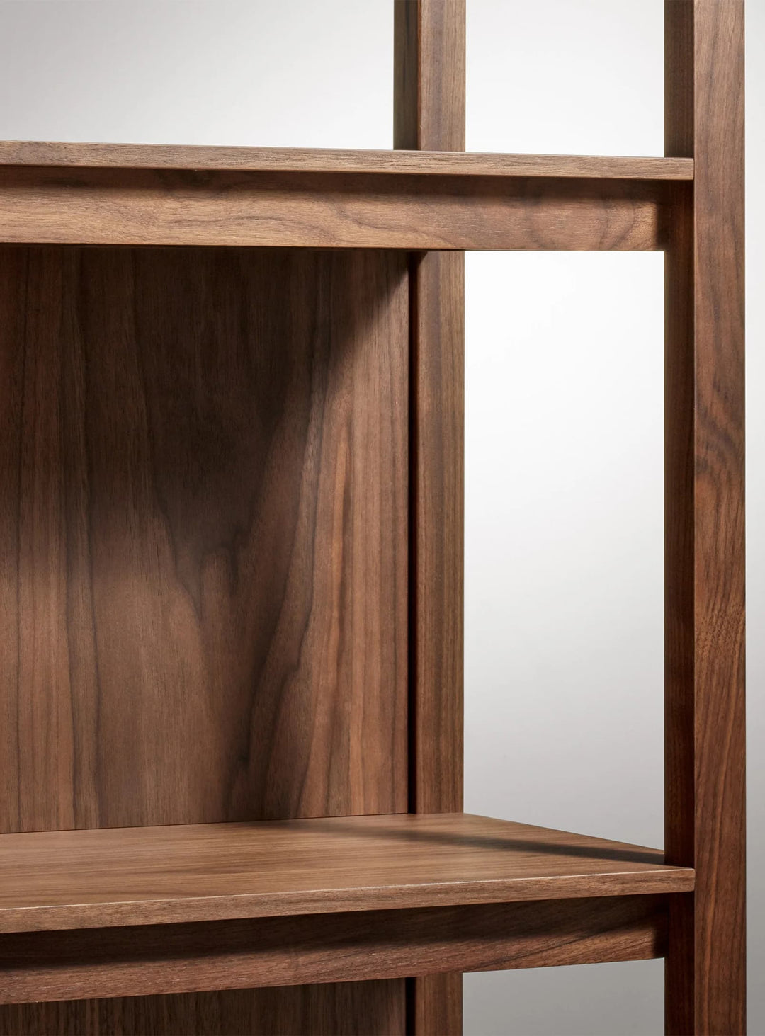 Bibliothèque Blu Dot Open Plan en bois massif, une solution élégante pour exposer livres et objets déco. noyer