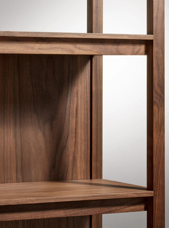 Bibliothèque Blu Dot Open Plan en bois massif, une solution élégante pour exposer livres et objets déco. noyer