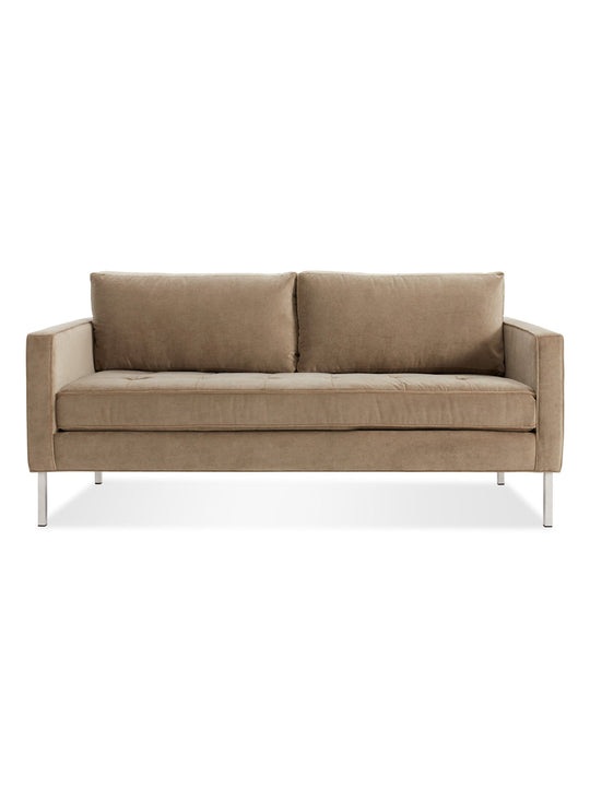 Blu Dot Paramount : sofa robuste en bois massif et pieds en acier. Sable.