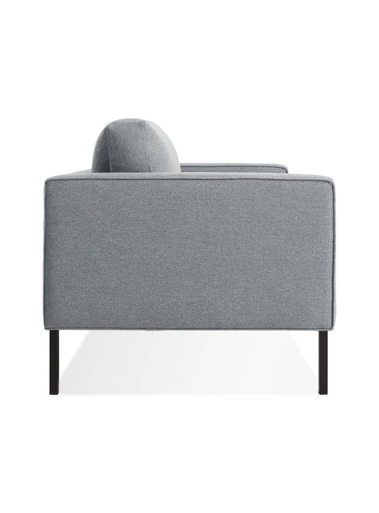 Sofa Paramount de Blu Dot : élégance discrète et confort modulable. Gris.