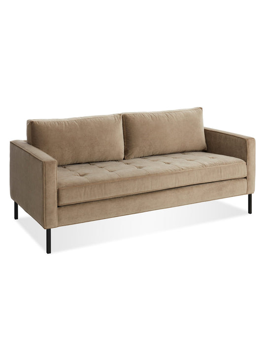 Blu Dot Paramount : sofa au capitonnage soigné et proportions parfaites. Sable.