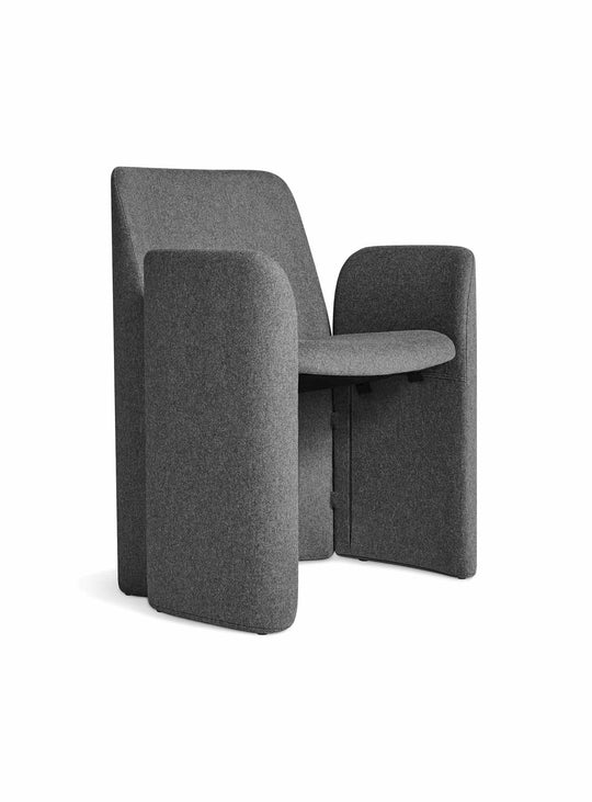 Chaise Blu Dot Parentheses : une chaise design entièrement tapissée au style sculptural. gabro grey
