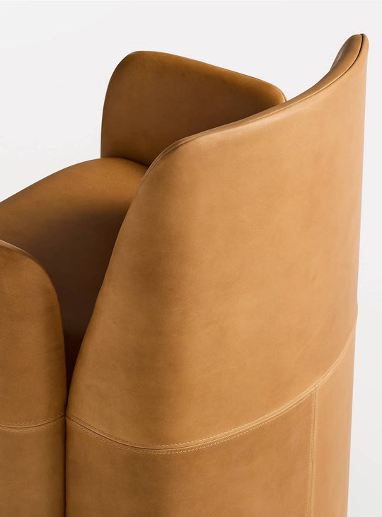 Optez pour la chaise Blu Dot Parentheses, une pièce design au confort remarquable. Butterscotch Leather