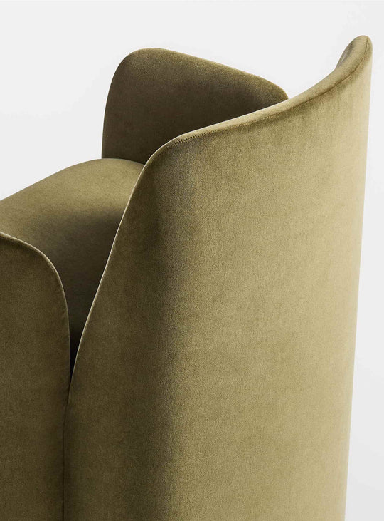 La chaise Blu Dot Parentheses conjugue confort durable et esthétique raffinée. moss velvet