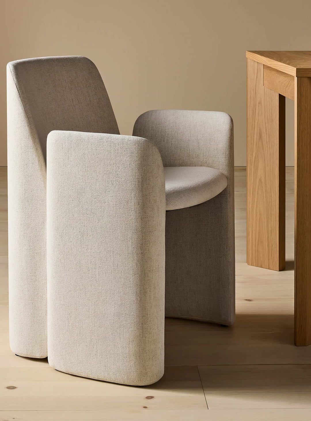Chaise Blu Dot Parentheses : une assise sculpturale au confort enveloppant et au design contemporain. sylvan bone