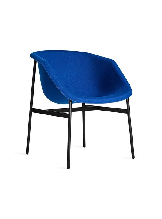 Chaise Past Life Blu Dot, mobilier contemporain aux courbes douces et accueillantes. bleu cobalt