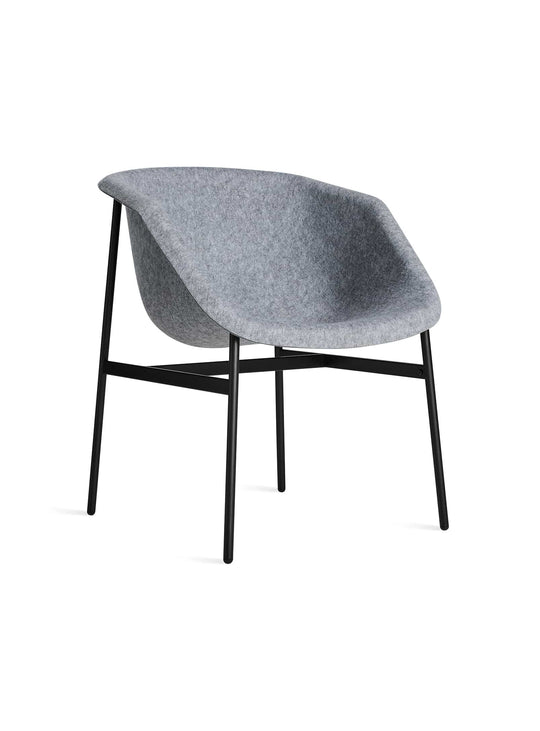 Chaise Past Life Blu Dot, assise confortable au style contemporain et organique. gris clair