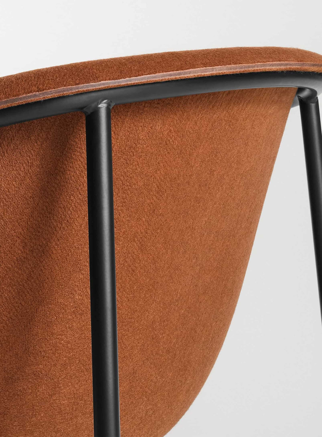 Chaise Past Life Blu Dot, silhouette basse et matériaux durables haut de gamme. cuivre