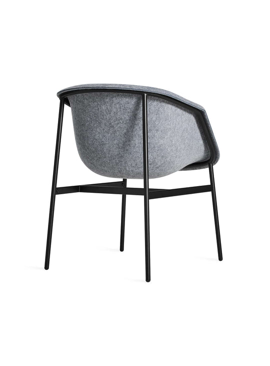 Chaise Past Life Blu Dot, esthétique contemporaine et matériaux recyclés durables. gris clair