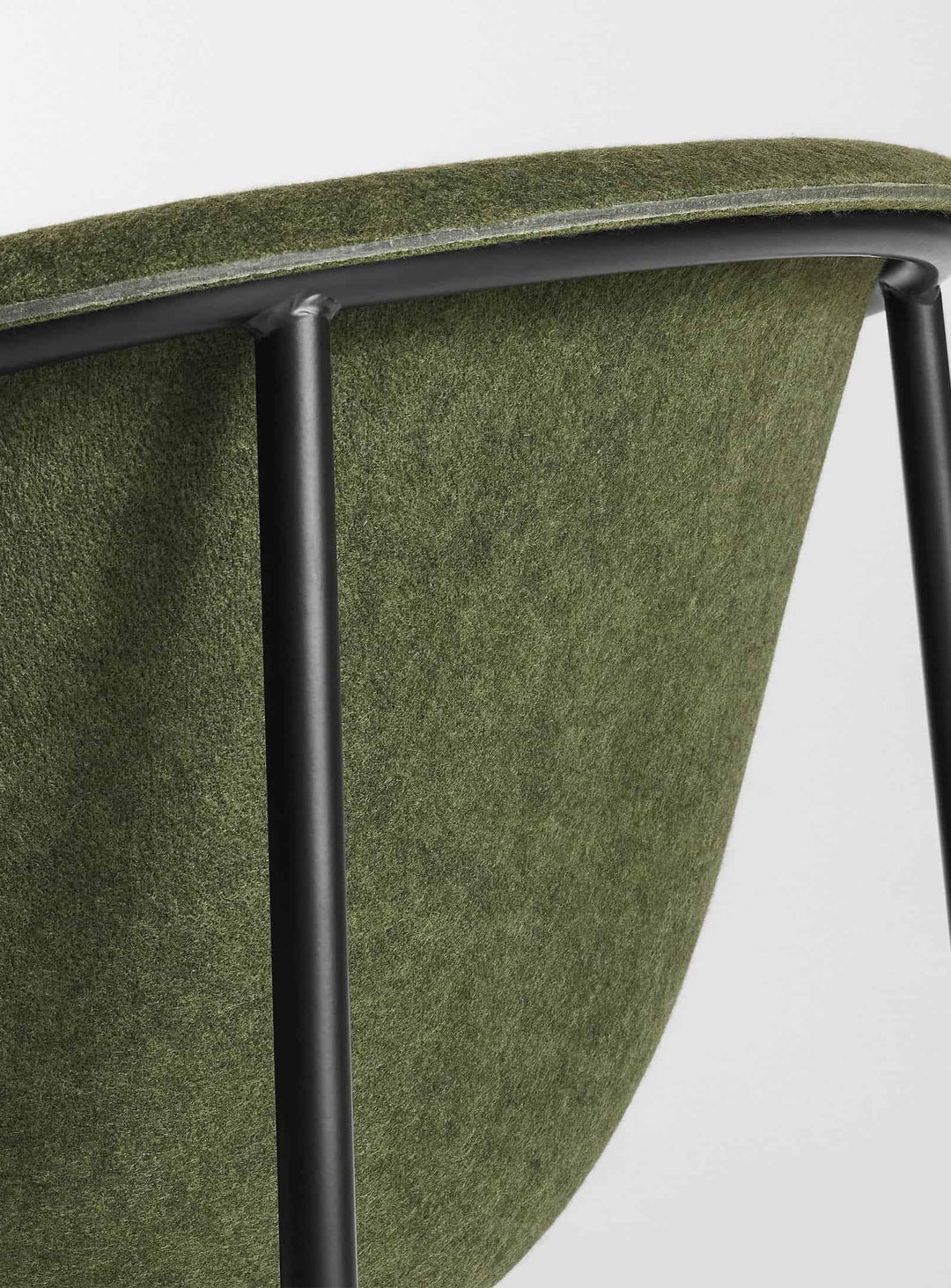 Chaise Past Life Blu Dot, chaise élégante idéale pour salle à manger contemporaine. vert olive