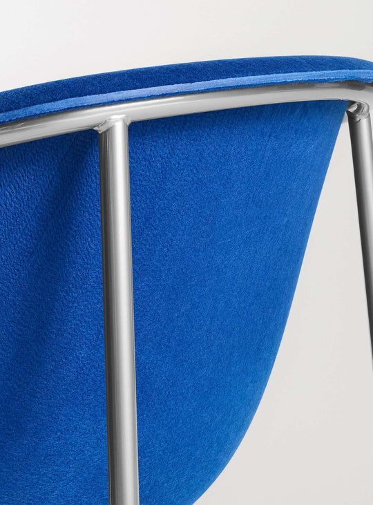 Chaise Past Life Blu Dot, design minimaliste et confort enveloppant au quotidien. bleu cobalt
