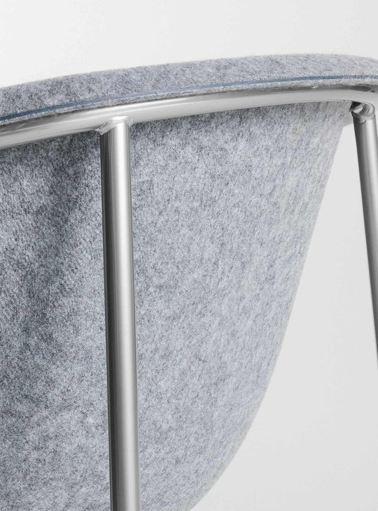 Chaise Past Life Blu Dot, style moderne avec texture feutrée douce et raffinée. gris clair