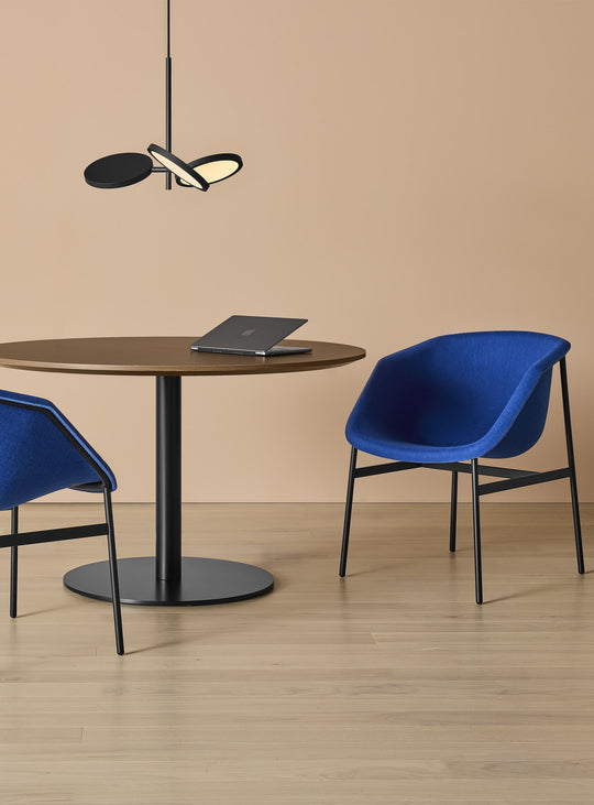 Chaise Past Life Blu Dot, mobilier design avec coque recyclée et base graphique. bleu cobalt