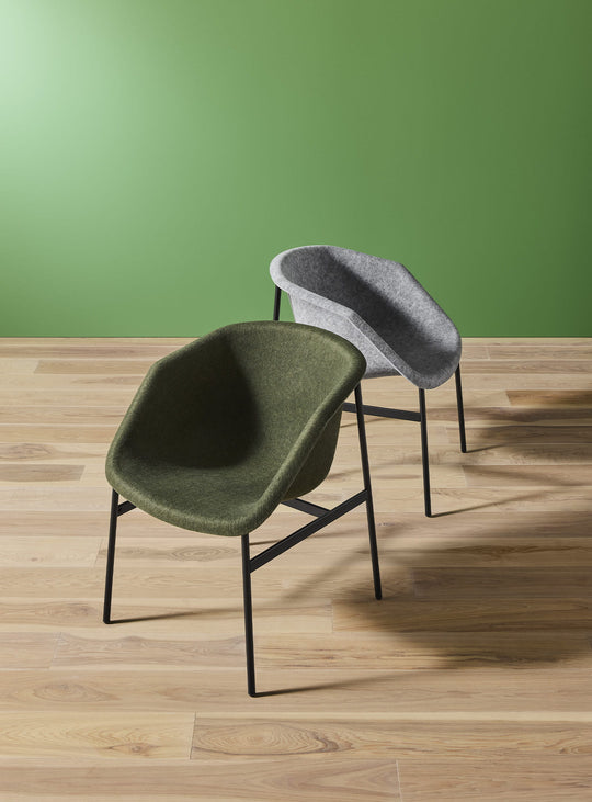 Chaise Past Life Blu Dot, assise ergonomique et esthétique moderne affirmée. vert olive