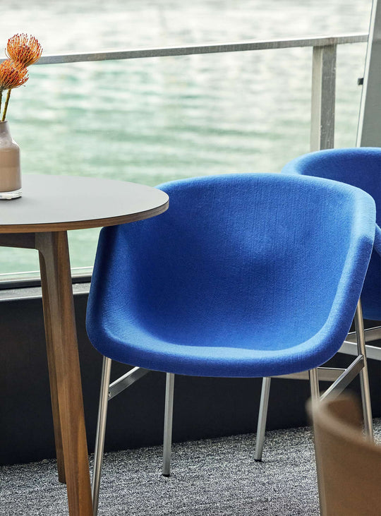 Chaise Past Life Blu Dot, alliance parfaite entre confort, design et durabilité. bleu cobalt