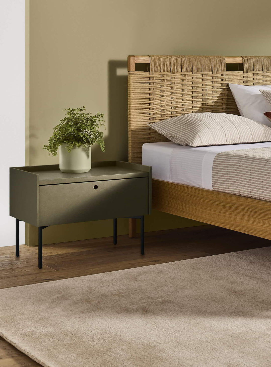 Table de chevet Peek Blu Dot au design graphique, compacte et élégante pour une chambre contemporaine. vert olive