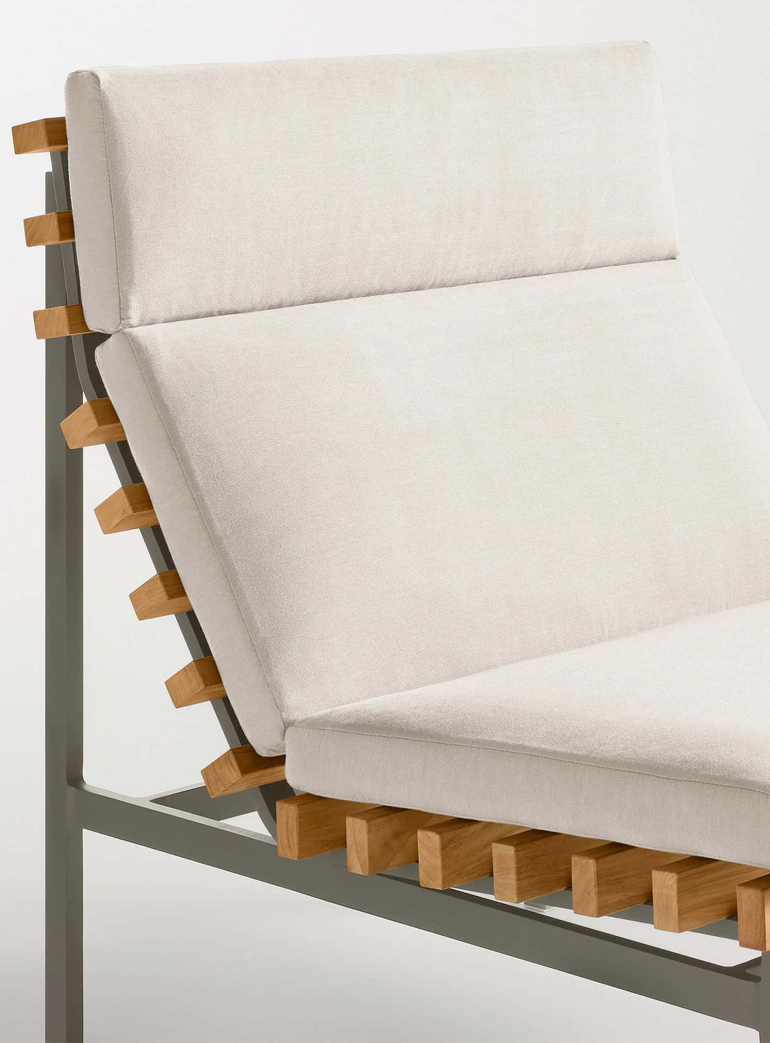 Chaise lounge Perch de Blu Dot teck certifié FSC durable. Sunbrella linen