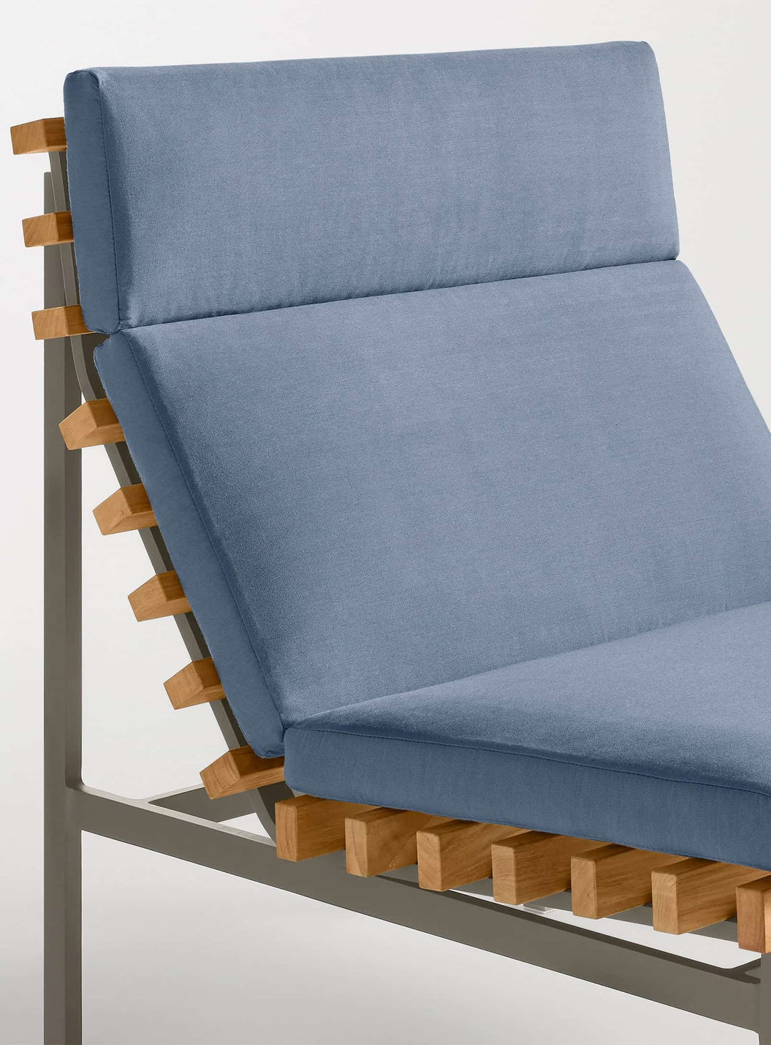 Chaise lounge Perch de Blu Dot idéale pour espace détente extérieur. Sunbrella haze