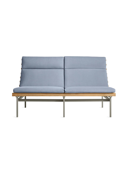 Sofa d’extérieur Perch 2 places de Blu Dot structure aluminium robuste. sunbrella haze