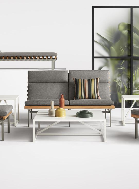 Sofa d’extérieur Perch 2 places de Blu Dot en teck FSC et aluminium design. toohey charcoal