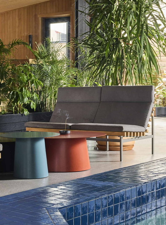 Sofa d’extérieur Perch 2 places de Blu Dot canapé jardin chic et robuste. toohey charcoal