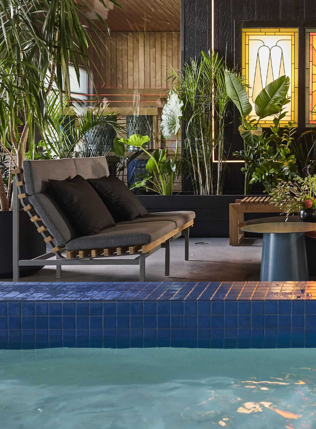 Sofa d’extérieur Perch 2 places de Blu Dot teck FSC avec patine naturelle. toohey charcoal