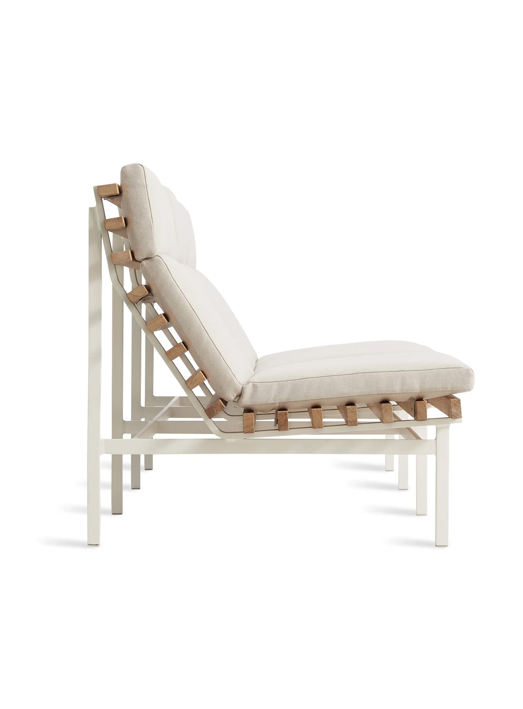 Sofa d’extérieur Perch 3 places de Blu Dot bois teck et aluminium robuste. sunbrella linen