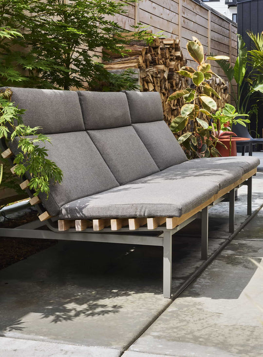 Sofa d’extérieur Perch 3 places de Blu Dot teck FSC et aluminium design. toohey charcoal