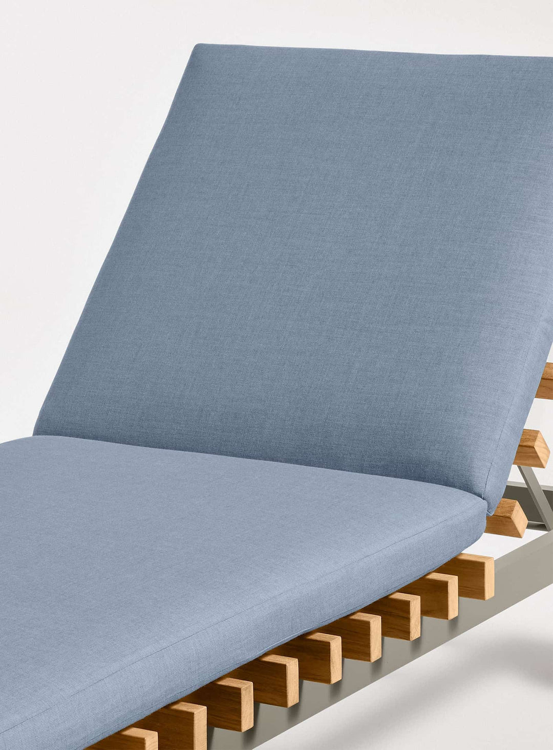 Chaise longue Perch de Blu Dot coussin épais Sunbrella®.  sunbrella haze