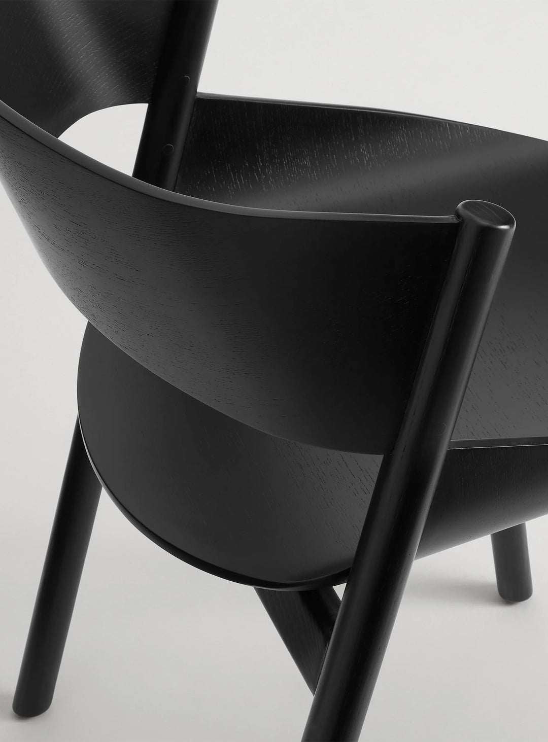 La chaise Blu Dot Port conjugue esthétique, confort et fabrication durable. frene noir