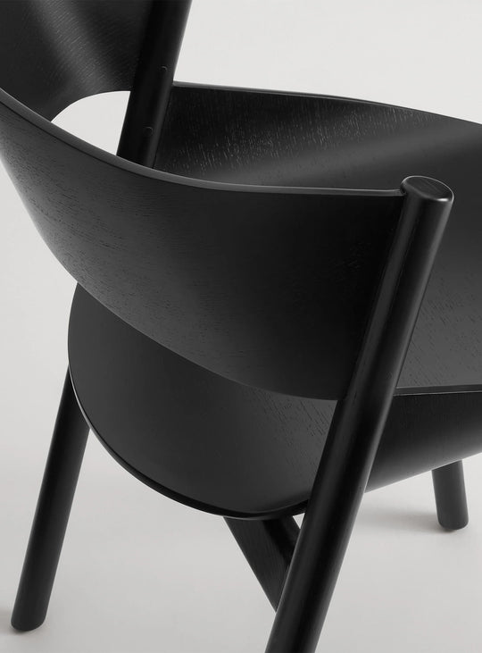 La chaise Blu Dot Port conjugue esthétique, confort et fabrication durable. frene noir