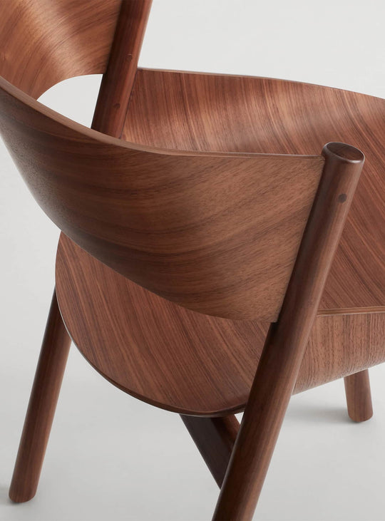 Chaise Blu Dot Port : un design inspiré du monde maritime et du travail du bois. noyer