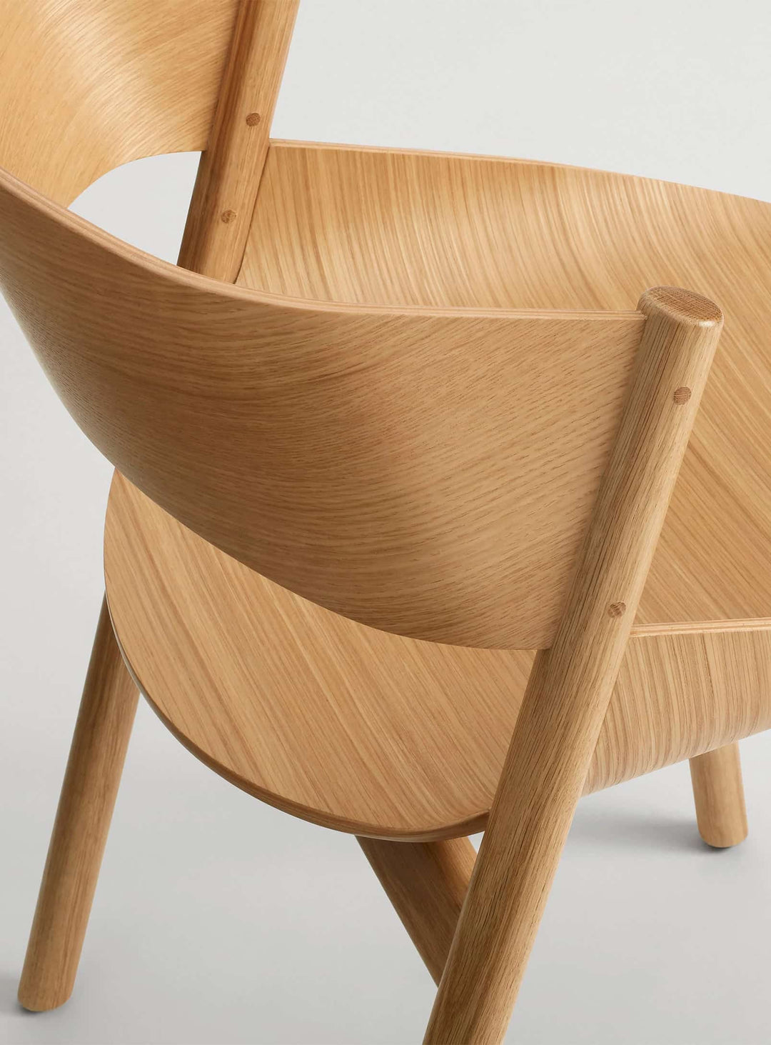 Découvrez la chaise Blu Dot Port, une pièce élégante livrée entièrement assemblée. chene blanc