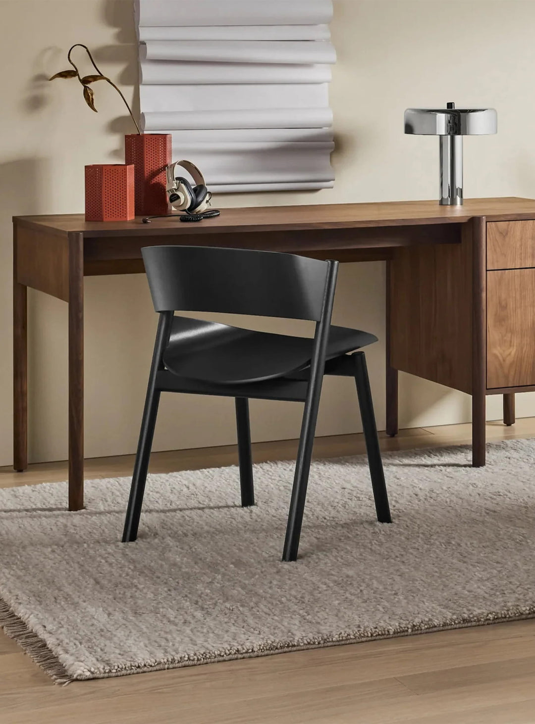 Chaise Blu Dot Port : une silhouette sculpturale en bois cintré au design contemporain. frene noir