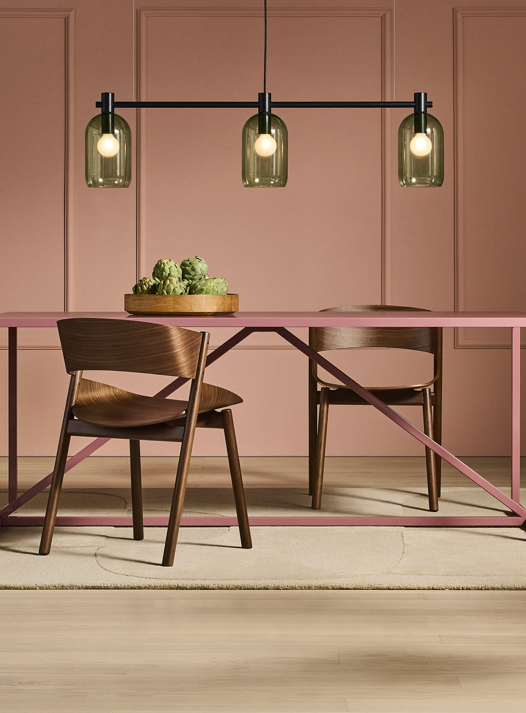 Chaise Blu Dot Port : une assise en bois au design sculptural, conçue pour un confort durable. noyer