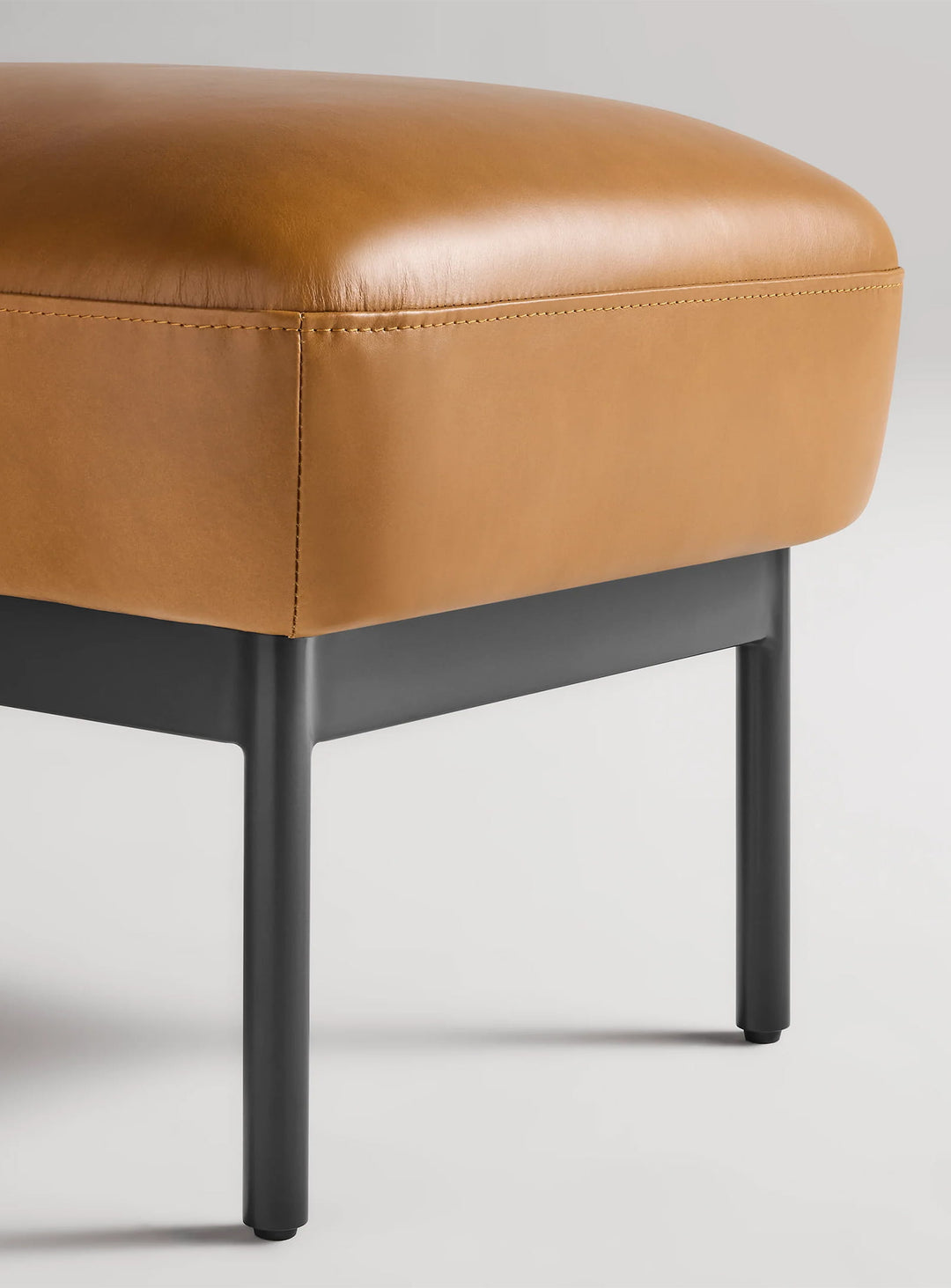 Banc Puff Puff Blu Dot : banc design, formes arrondies et confort moderne. canyon leather