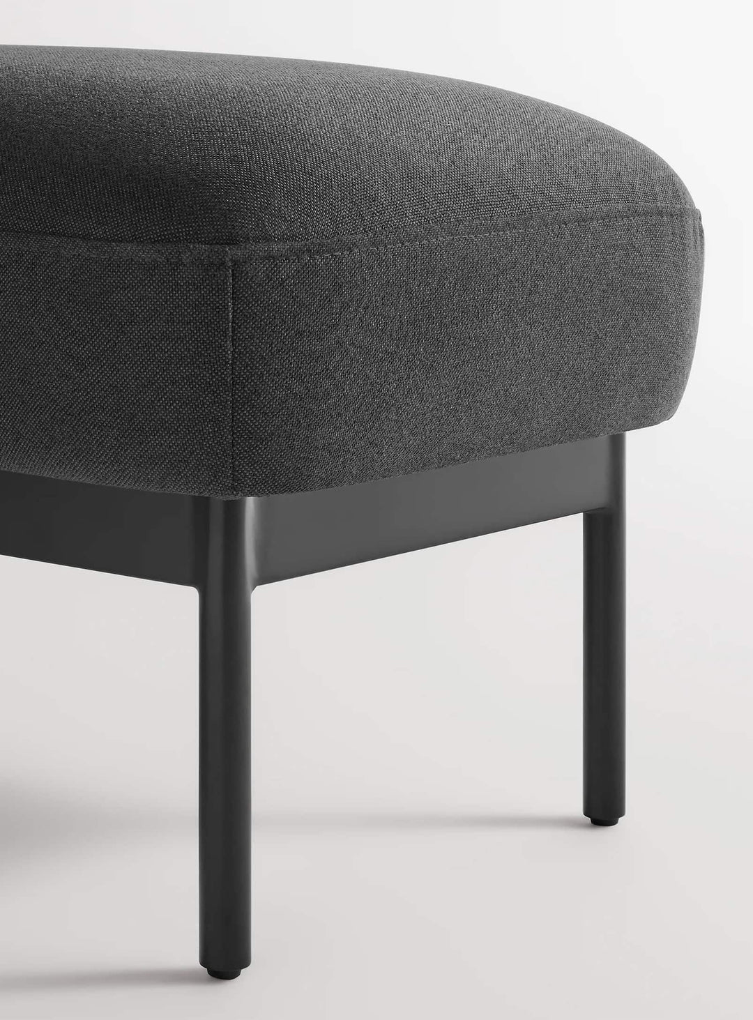 Banc Puff Puff Blu Dot : banc design, matériaux premium et confort. maharam meld in panda