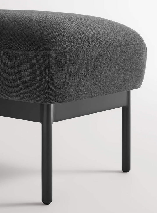 Banc Puff Puff Blu Dot : banc design, matériaux premium et confort. maharam meld in panda