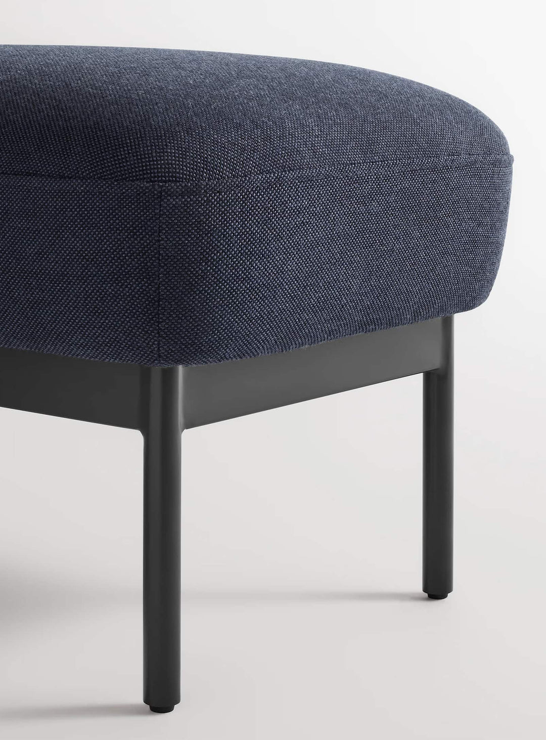 Banc Puff Puff Blu Dot : banc moderne, look arrondi et style épuré. maharam mode in society