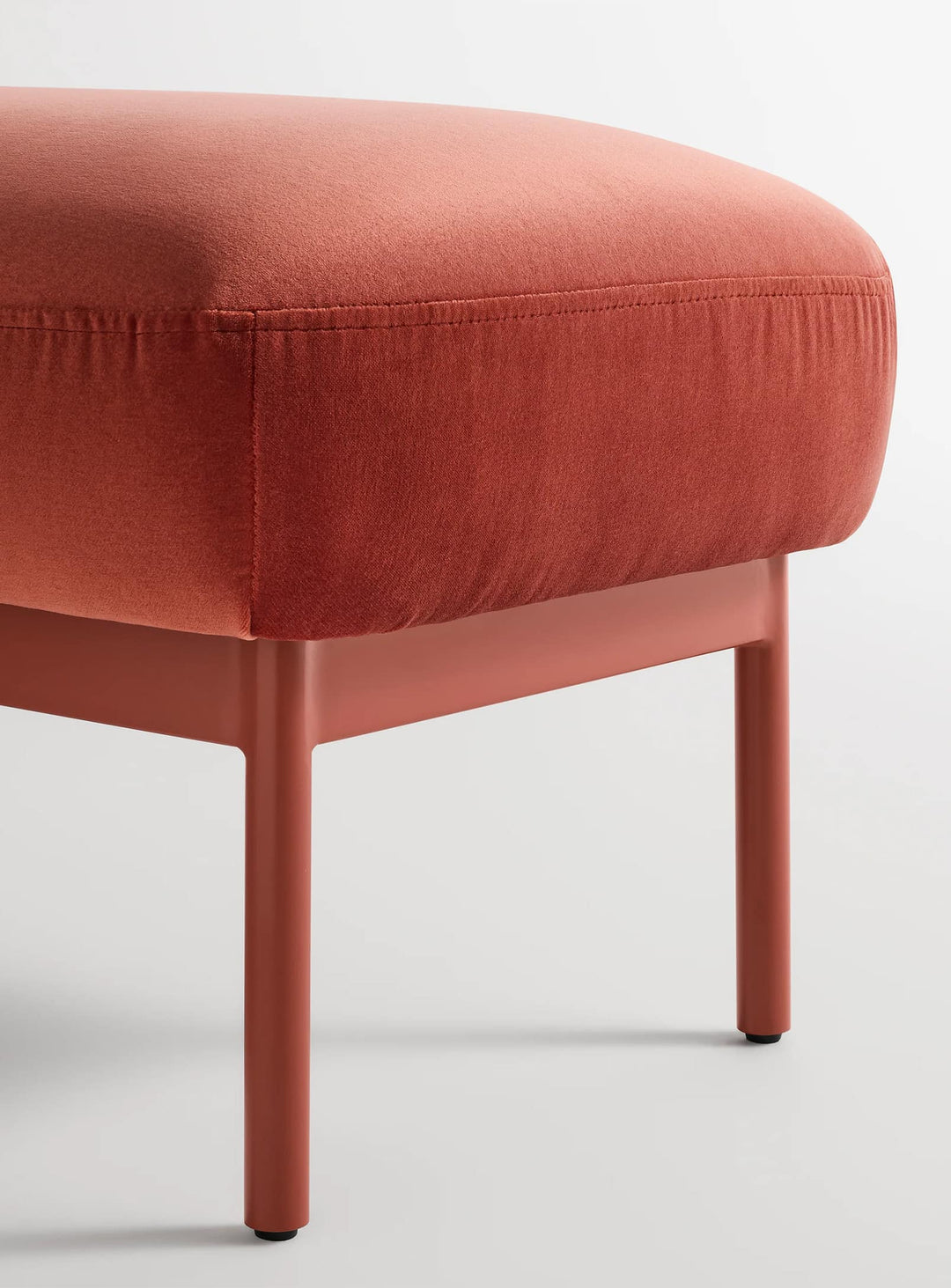 Banc Puff Puff Blu Dot : banc contemporain, tissu Maharam et qualité durable. tomato velvet
